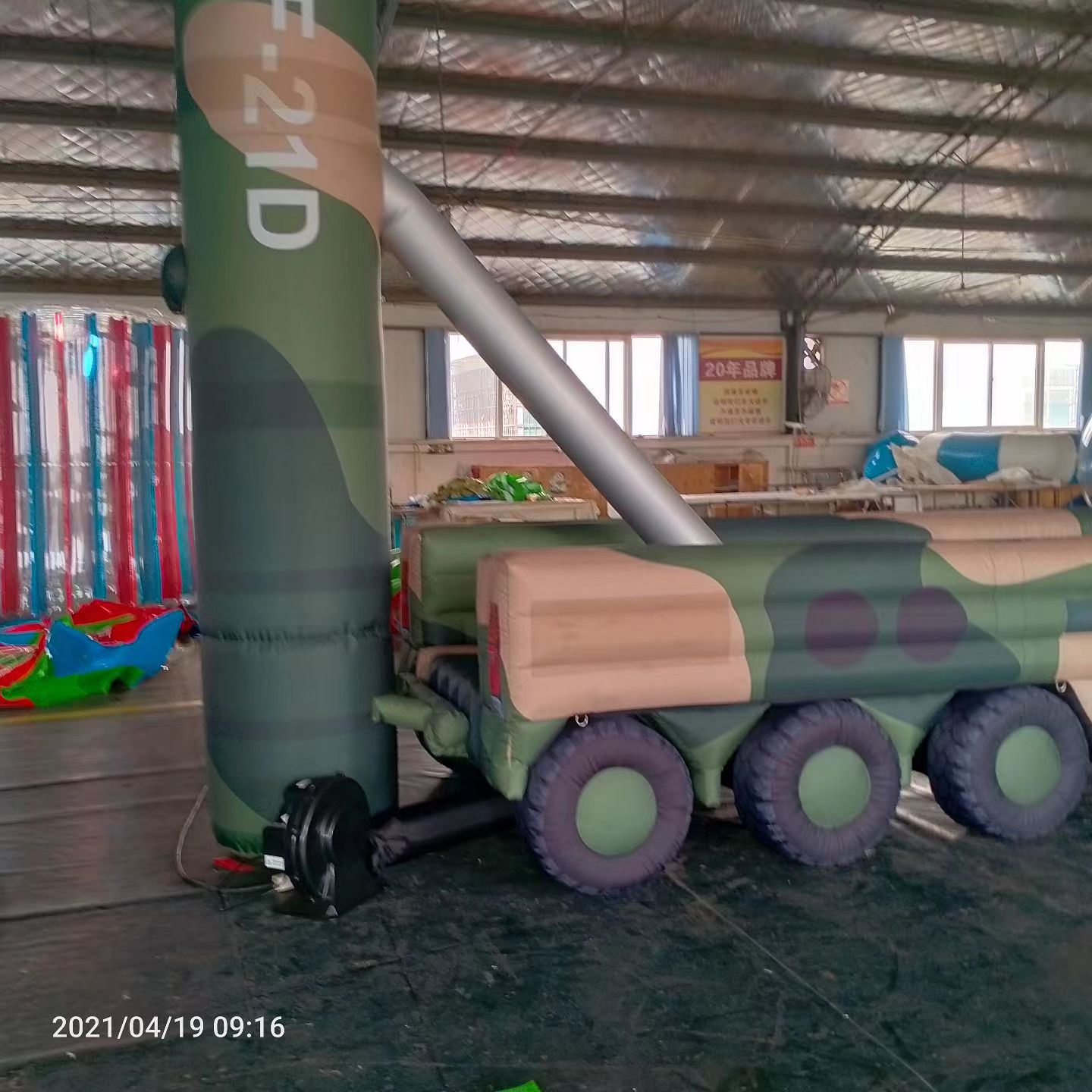 上甘岭军事演习中的充气目标车辆：模拟发射车雷达车坦克飞机